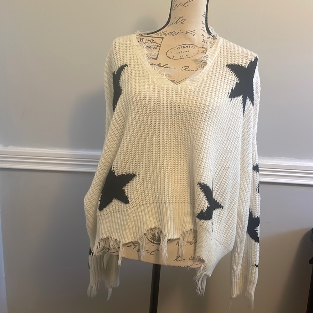 Size xl distressed sweater in great condition